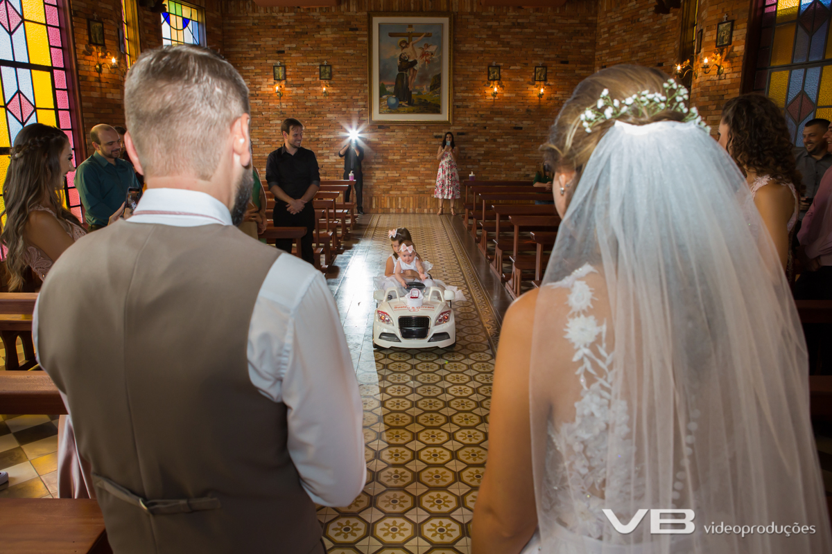 Entrada das alianças, crianças no carrinho