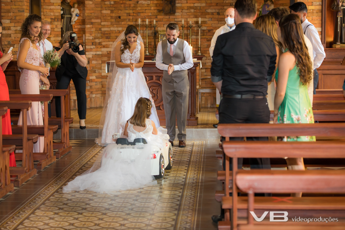 Noivos recebendo as alianças das aias