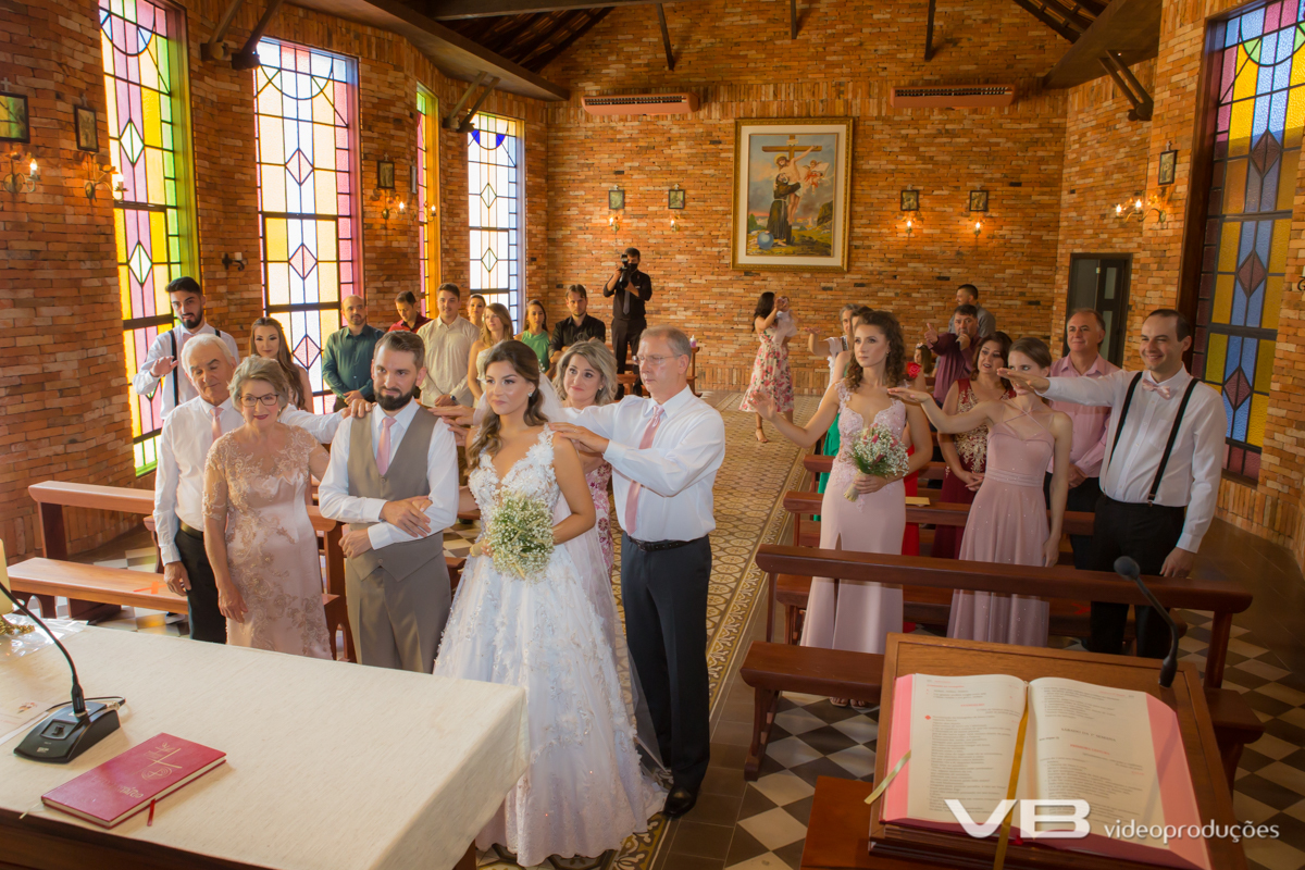 Pais e padrinhos abençoando os noivos