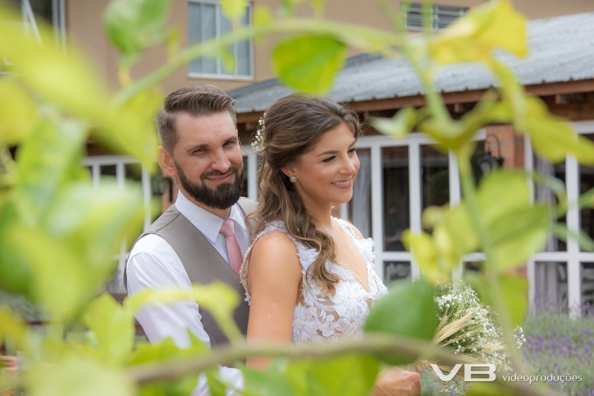 Vb nas fotos de casamento de Giovani e Suelen
