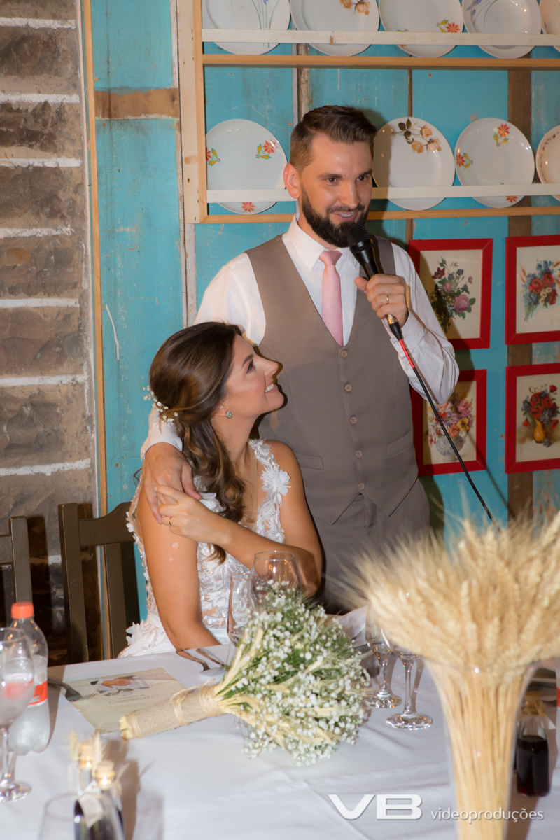 Noivos agradecendo os convidados