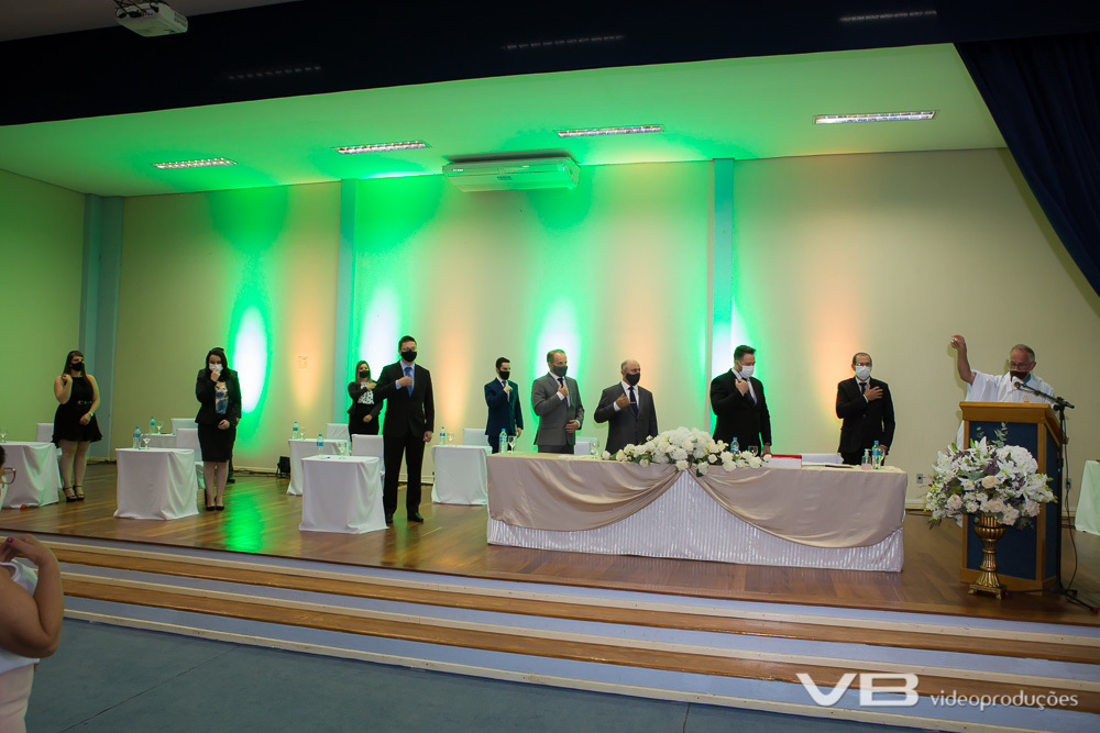 Padre dando a bênção na Cerimônia de Posse em Vila Flroes/RS