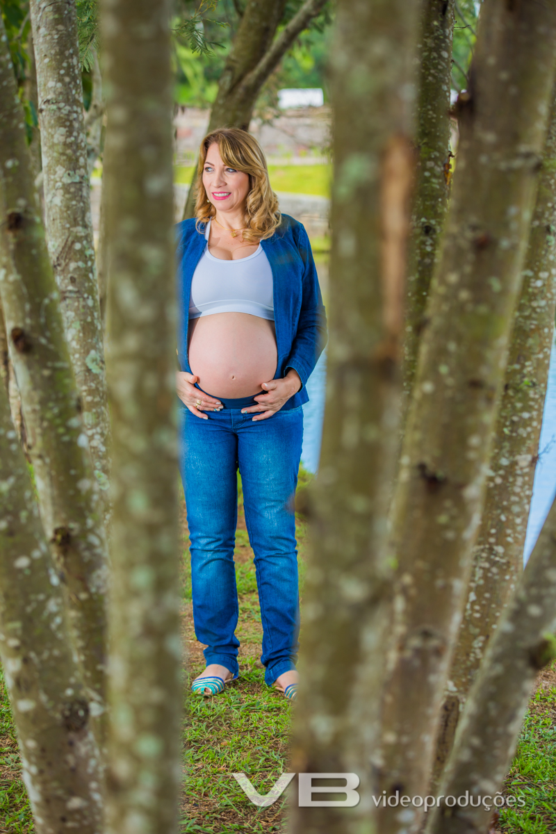 Grávida em meio a natureza