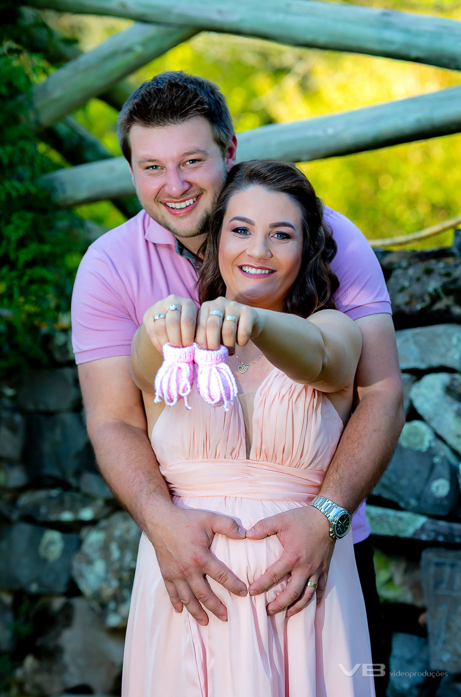 Gestante segurando sapatinhos