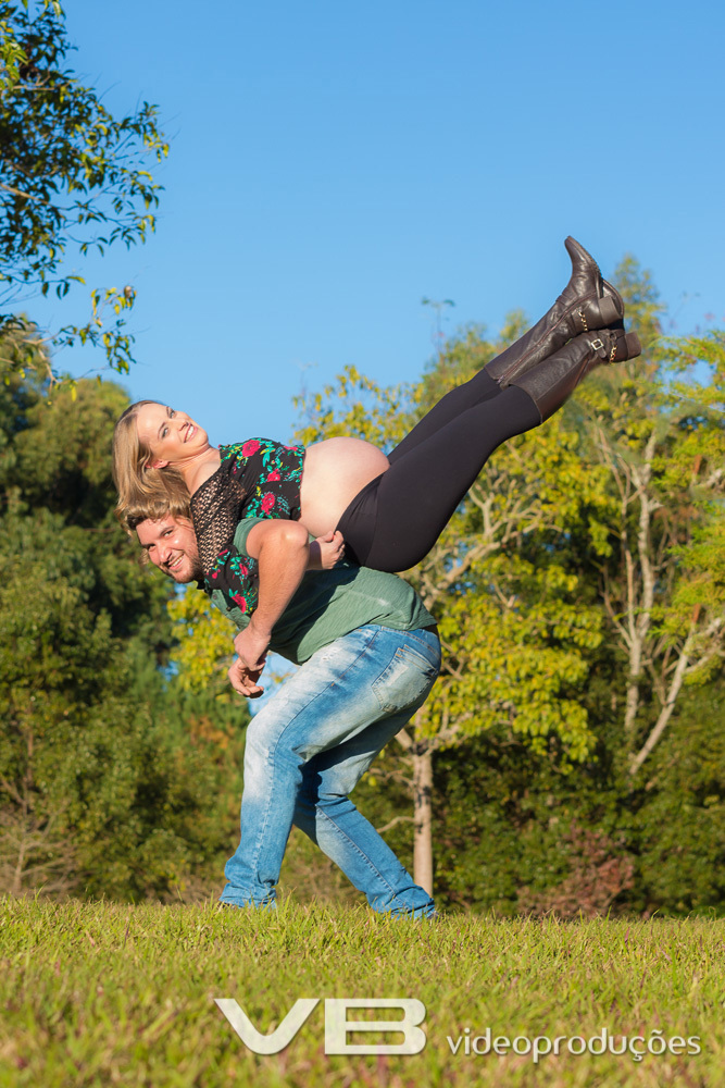 Marido com gestante nas costas