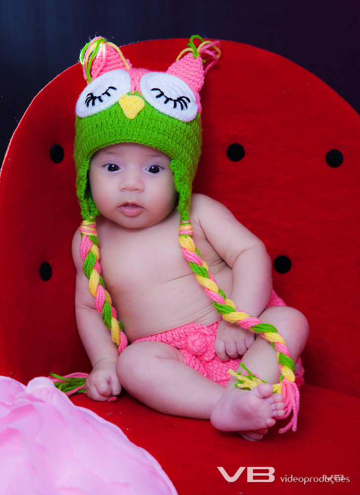 Bebê linda sentada no sofá