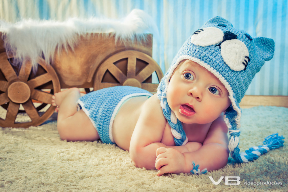 Menino lindo pousando para foto
