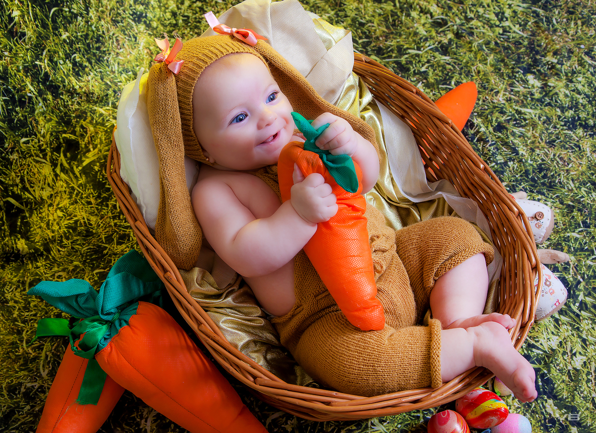 Menina com figurino de coelha da páscoa