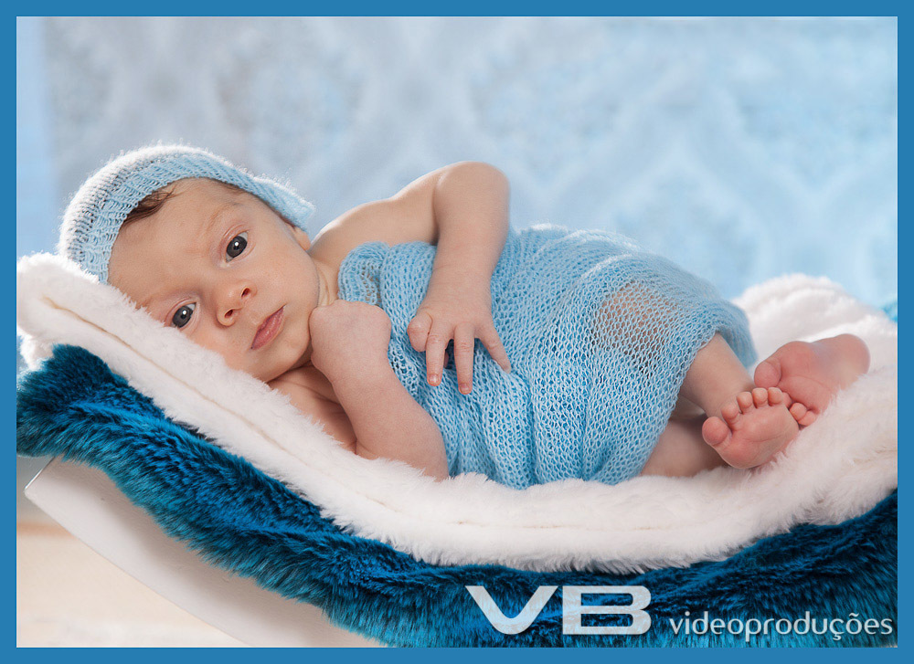 Foto de acompanhamento de bebê com toca e manta