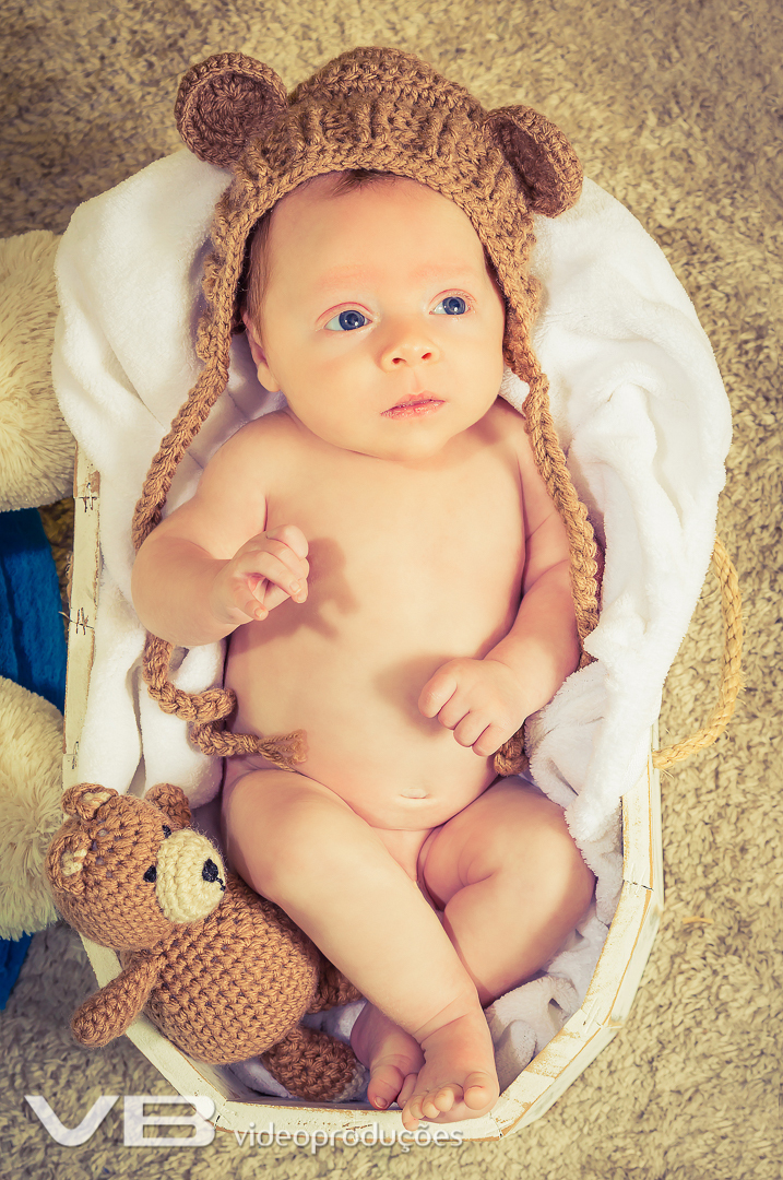 Bebê com ursinho e touca acompanhamento fotográfico