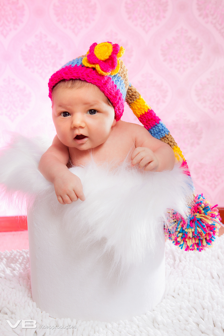 Foto bebê de touca colorida