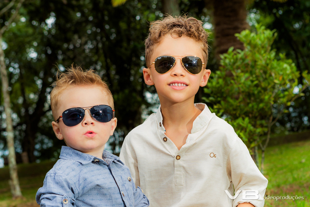 Irmãos em pose para foto

