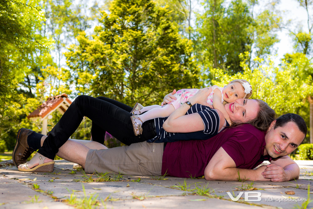 Bebê posa em fotos com os pais