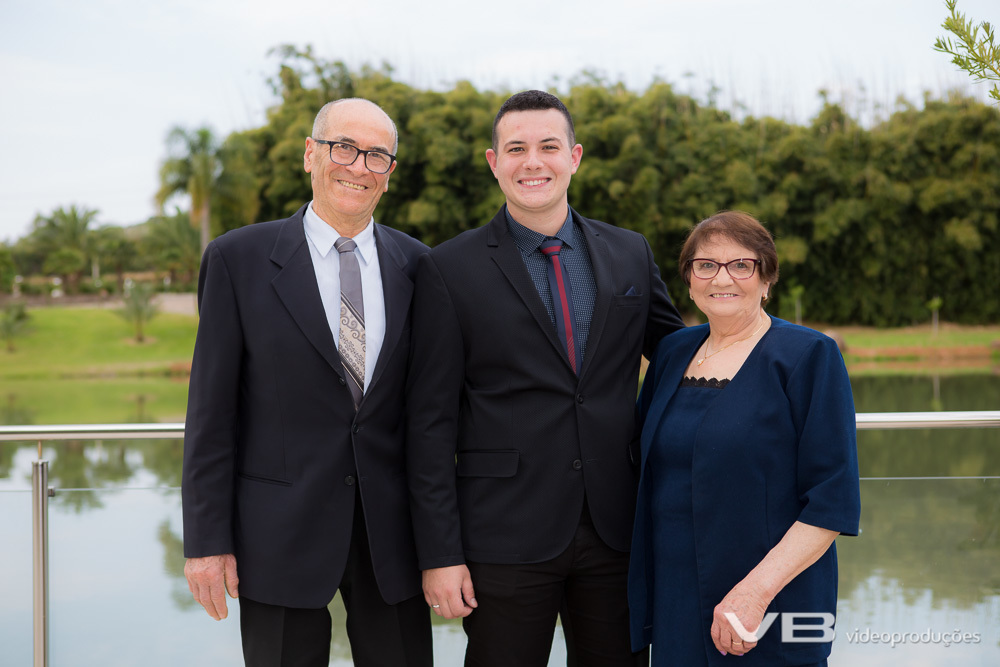 Festa de formatura, formando com os avós