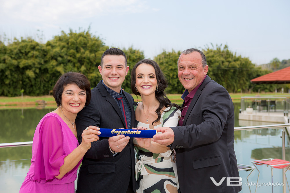 Formando com a família na festa de formatura