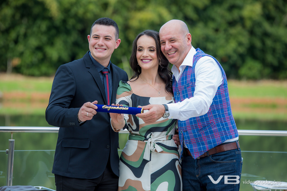 Os três engenheiros da família, formando com irmã e tio