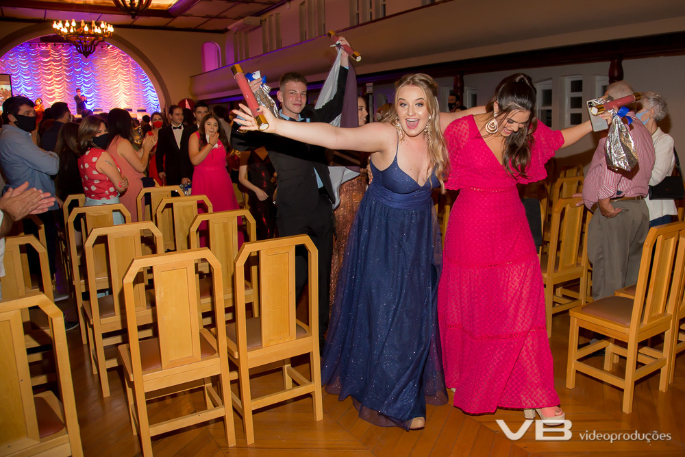 Saída animada dos formandos do Regina Coeli