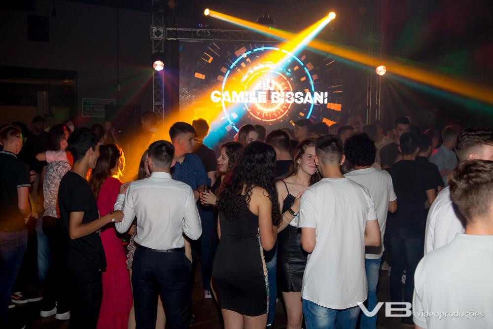 DJ Camile Bissani animando a festa do Terceirão 2021