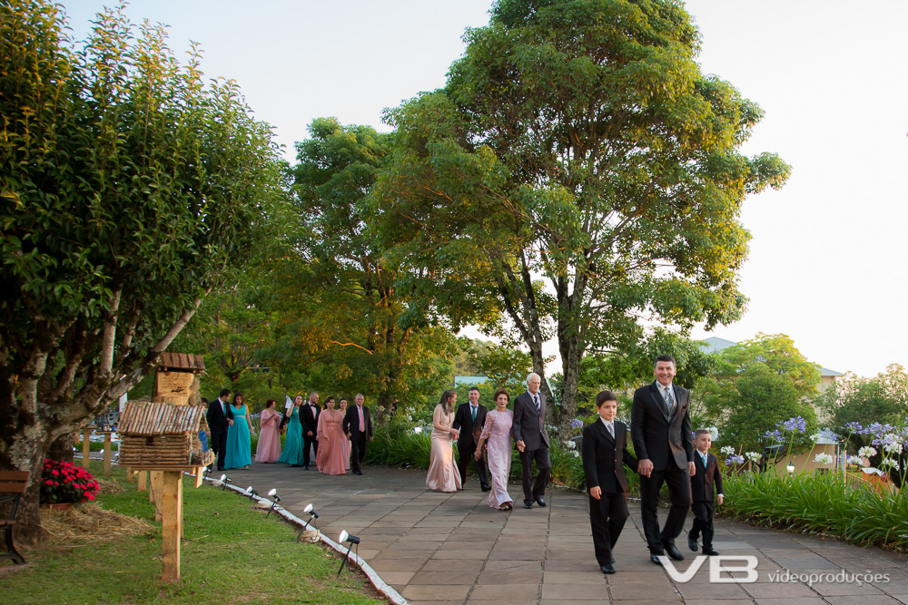 Chegada dos noivos, pais e padrinhos na Igreja