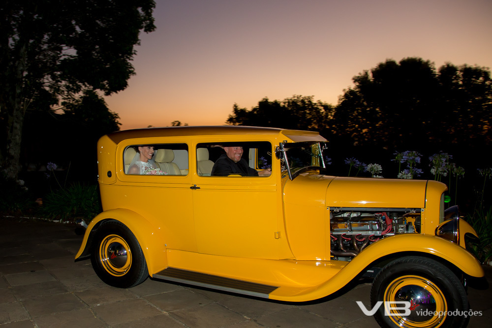 Noiva chegando com carro antigo
