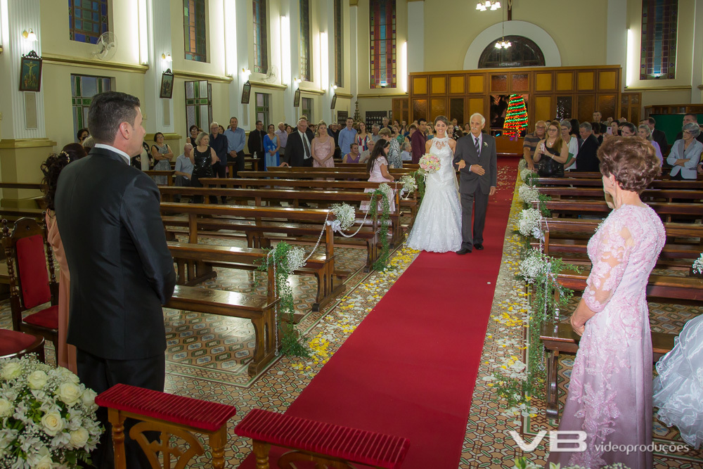 Entrada da noiva na igreja