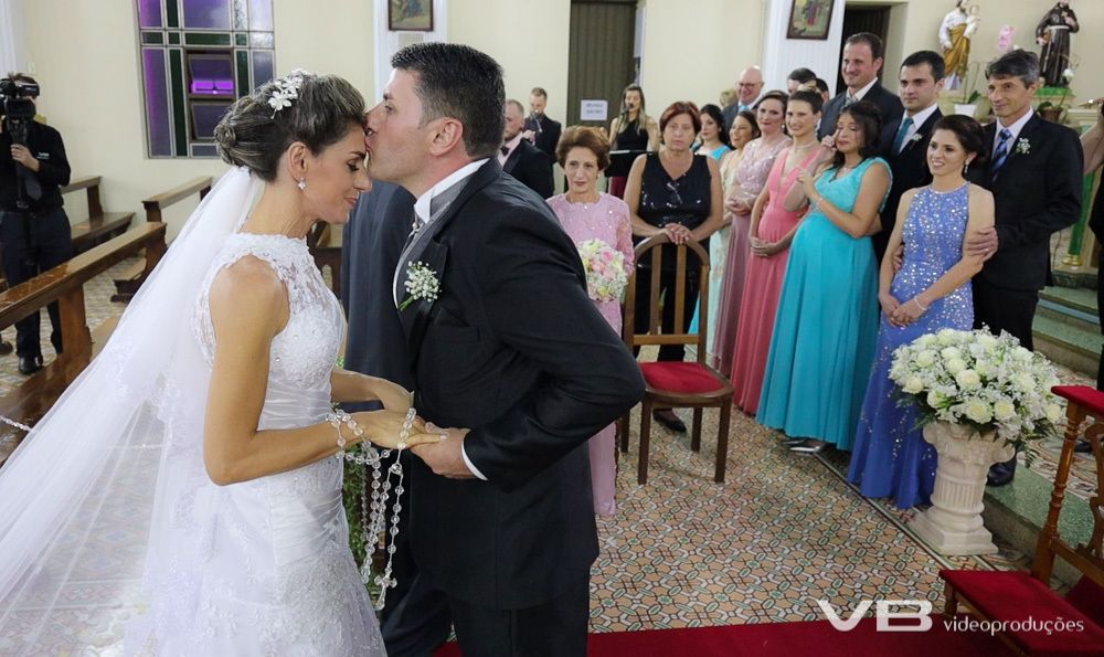 Noivo recebendo a noiva