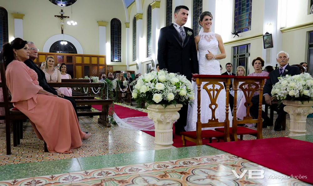 Noivos no altar com pais