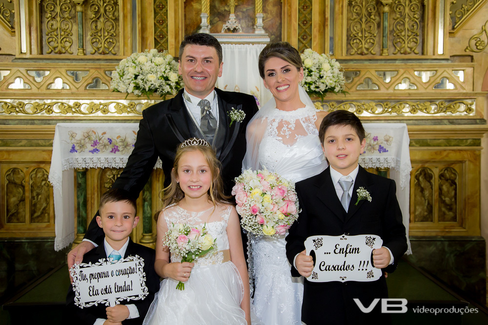 Noivos com aia e pajens