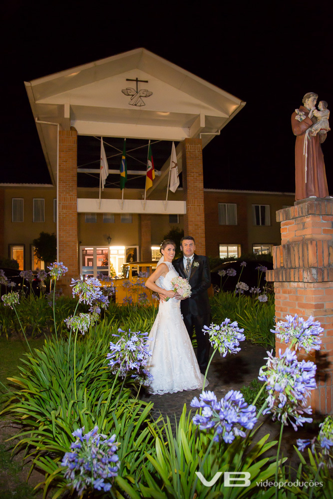 Noivos em frente a Pousada Capuchinhos em Vila Flores