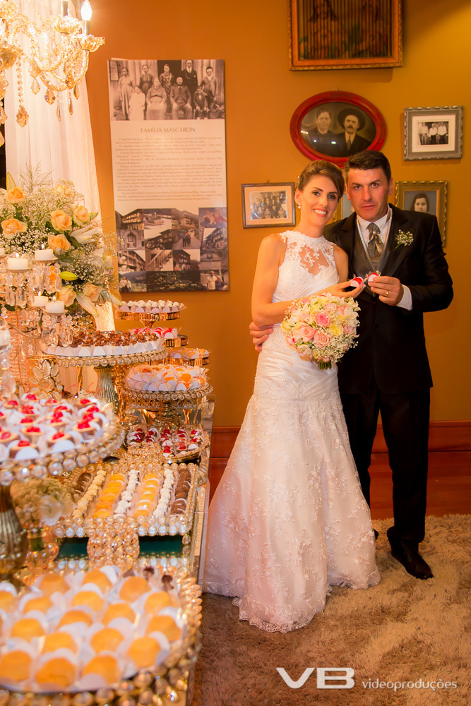 Noivos abrindo a mesa de doces