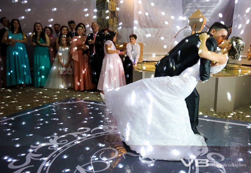 Momento emocionante da valsa dos noivos