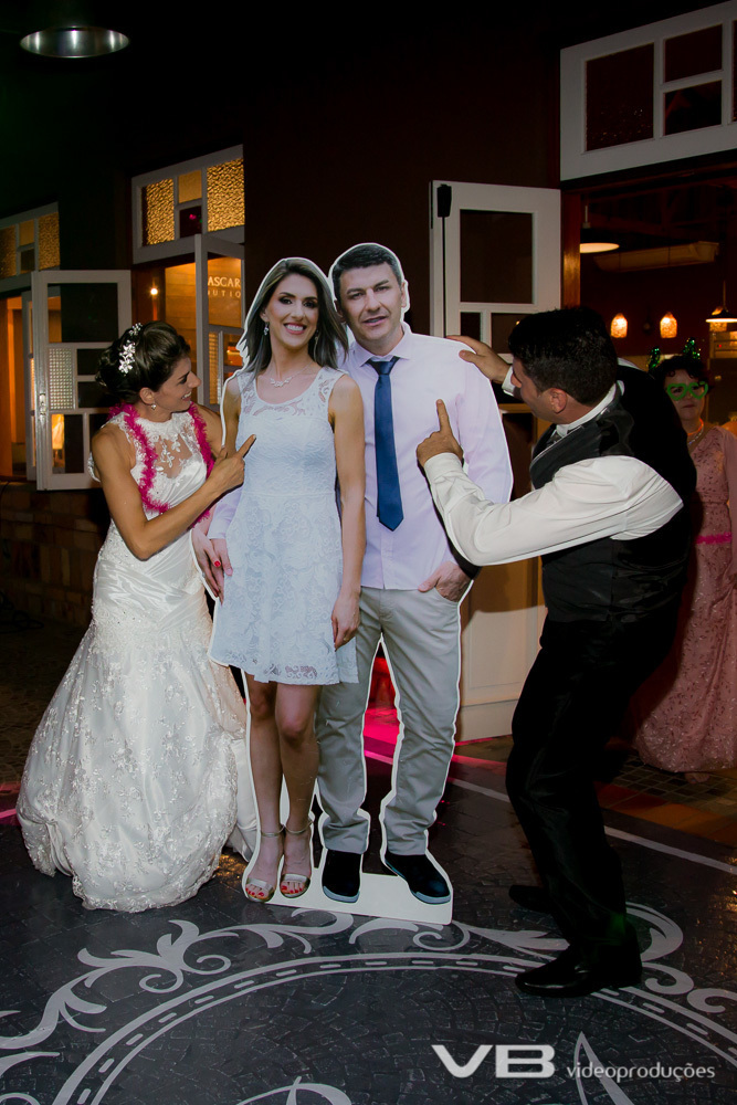 Noivos com toten fotográfico