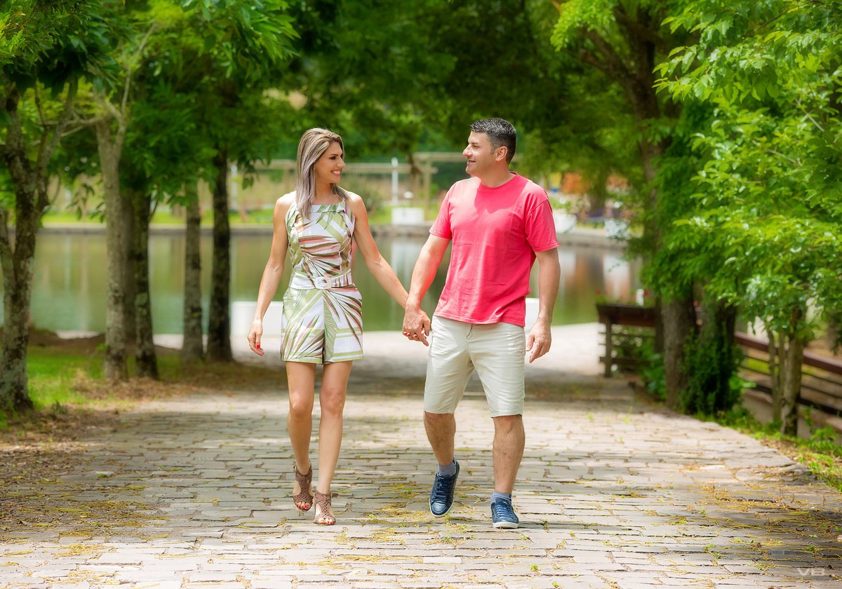 VB na sessão de fotos de Adriano e Roberta no Lagos Vila Parque em Vila Flores
