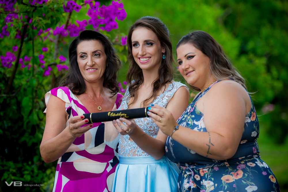 Formanda com família, na festa de formatura