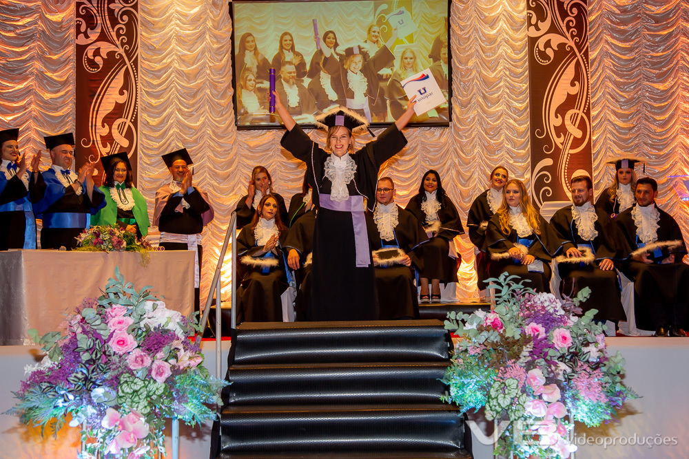 Formanda comemorando a graduação em Pedagogia pela Unopar