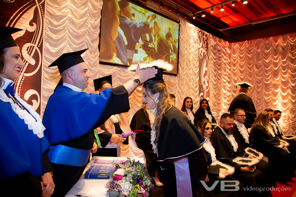 Aluna recebendo o capelo na formatura da Unopar