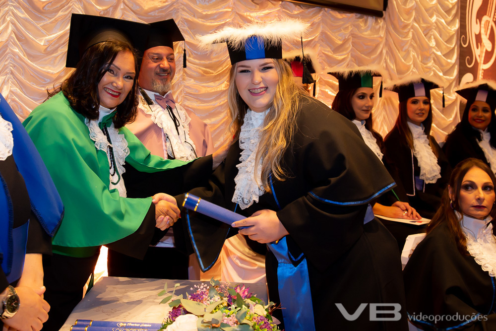 Aluna recebendo o canudo na Formatura da Unopar em Veranópolis
