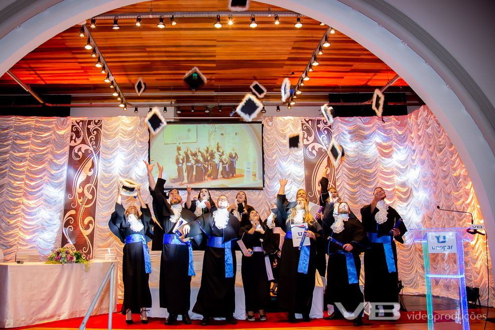 Formados comemorando, jogando o capelo no final da cerimônia, Unopar Veranópolis