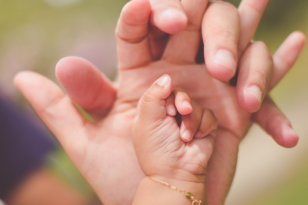 mãos unidas da família