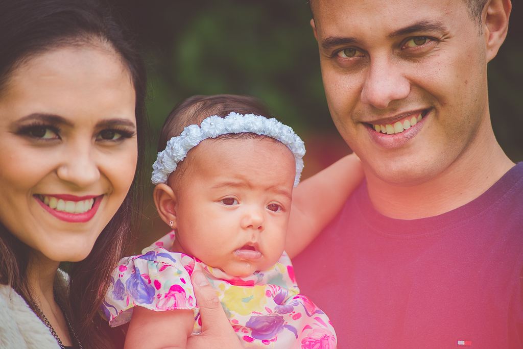 olhares para foto e bebe sério