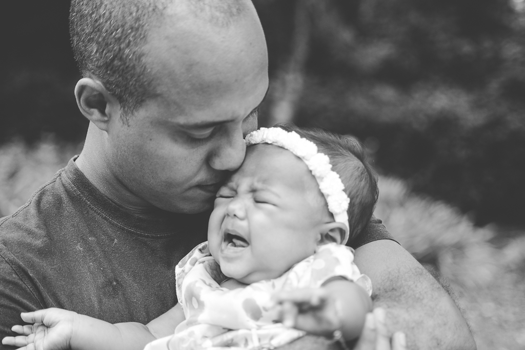 bebê chorando e papai fazendo carinho
