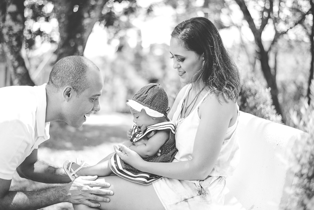 brincando com a filha foto preto e branco