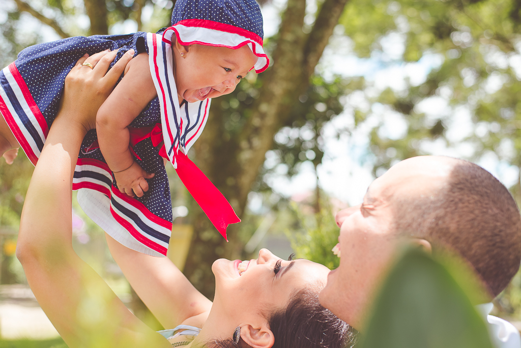 mãe levantando o bebê é só sorrisos
