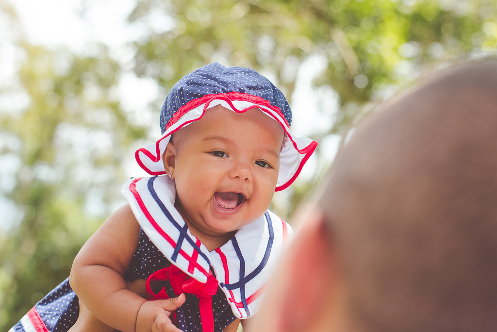 vestidinho de marinheiro e sorriso banguela