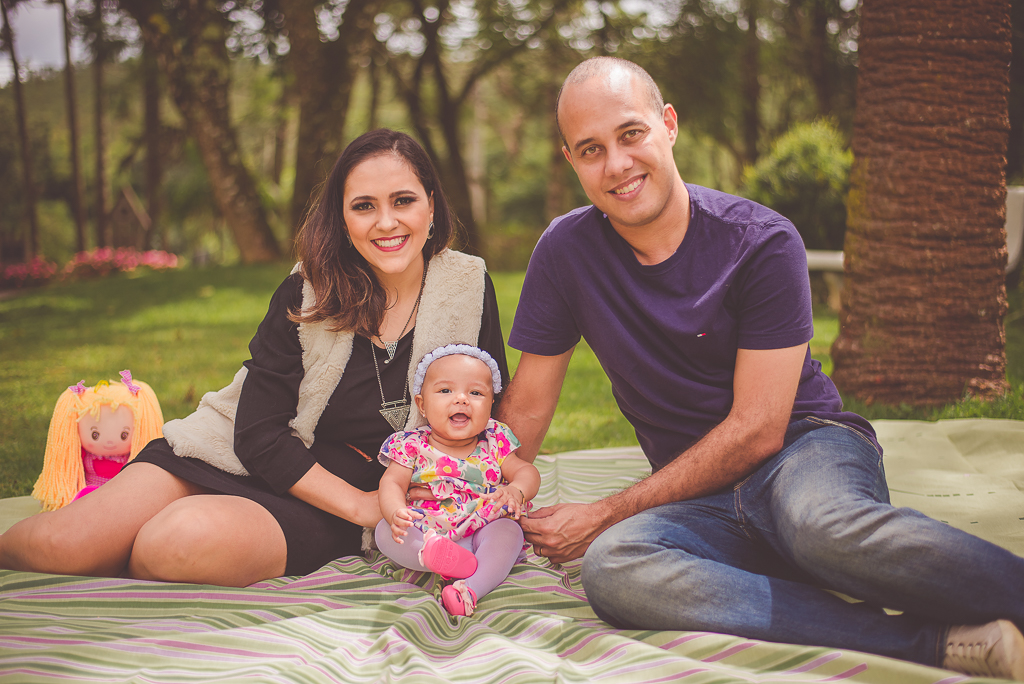 família unida, sentados no lençol