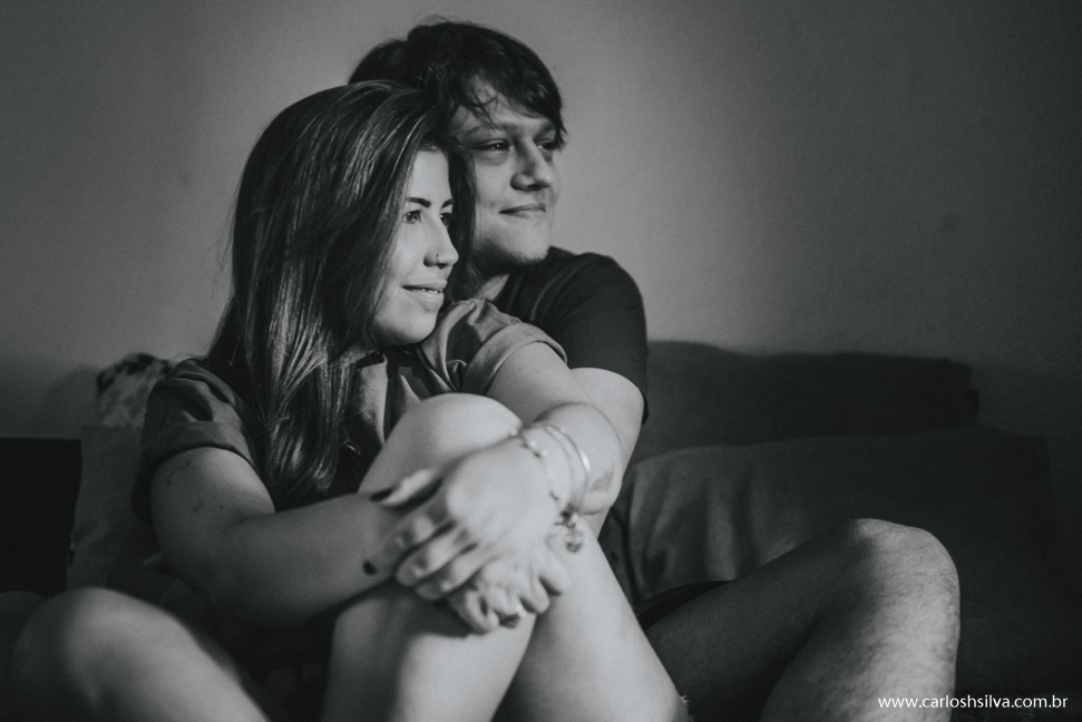 namorados olhando pela janela