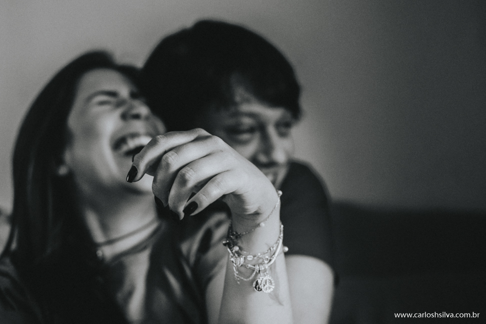 se divertindo e rindo muito