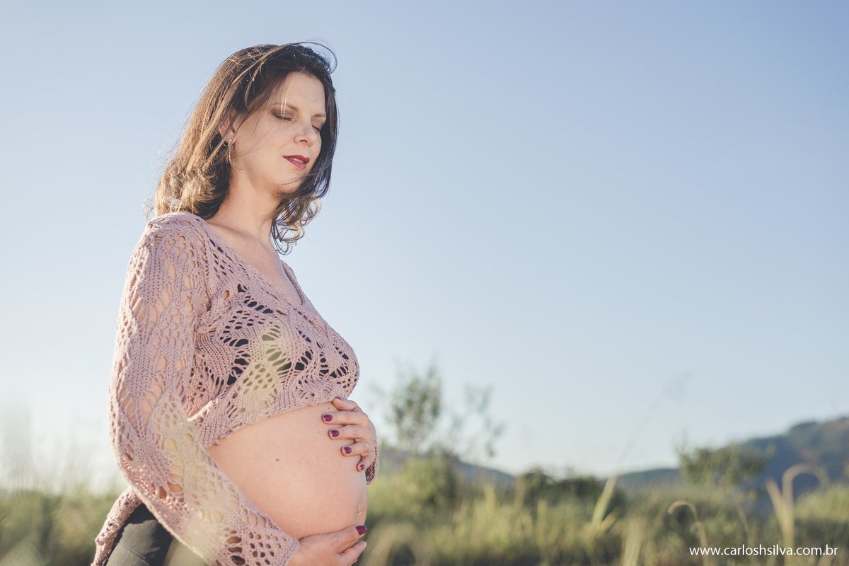 de olhos fechados pensando em sua bebe