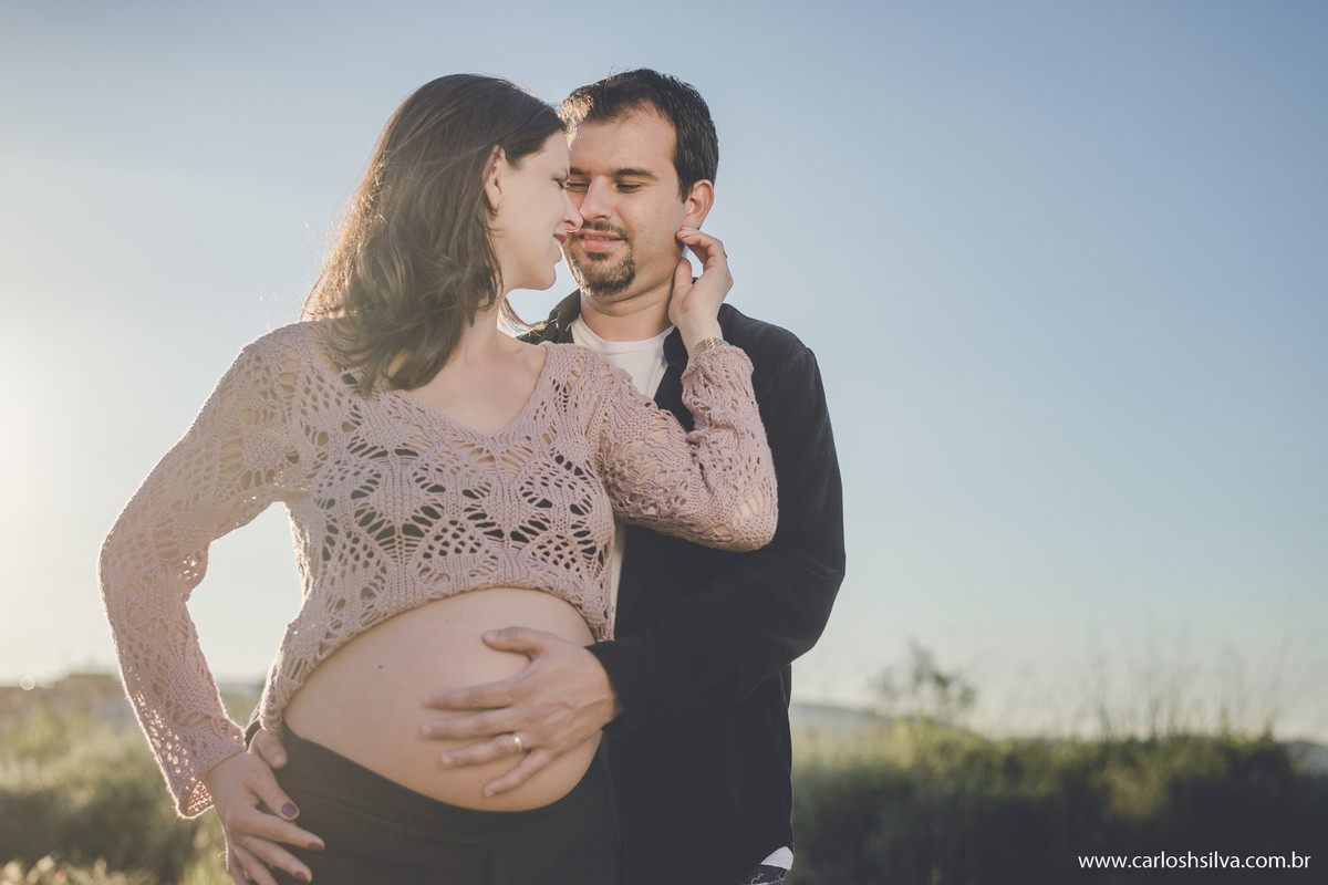casal com toque suave na barriga da mamãe