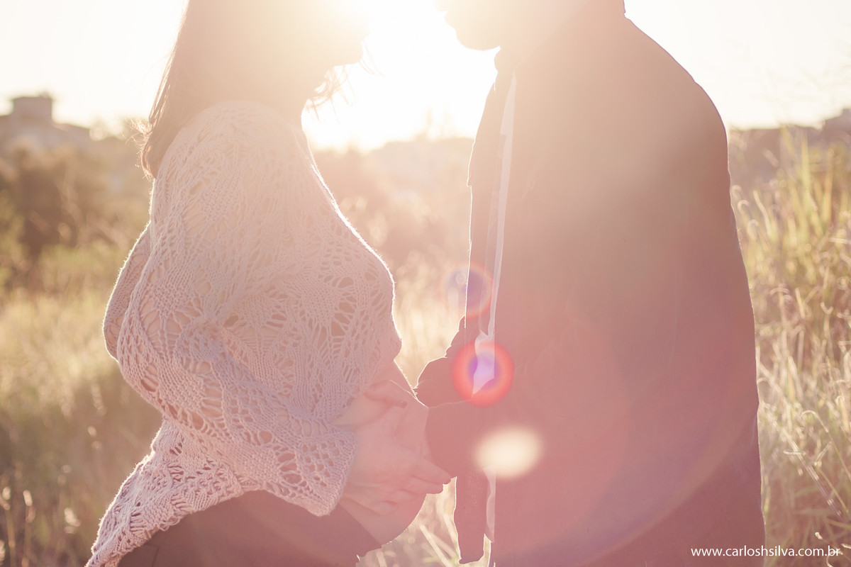 carinho na luisa ainda na barriga sob a luz do sol